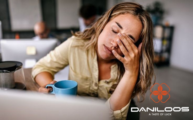 علت خواب آلودگی بعد از خوردن قهوه: چرا قهوه باعث خستگی می شود؟ علت خواب آلودگی بعد از خوردن قهوه: چرا قهوه باعث خستگی می شود؟